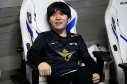 包含Rookie迎来二十赛季高光表现，FPX球迷沸腾！的词条